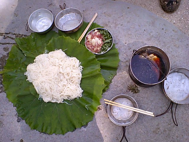 After a difficult section, a lunch break is always a welcome reward. Water is never a concern in Sawanobori, so we love to cook Somen noodles, cool them in the river, and slurp them up for a refreshing meal. There are few experiences as satisfying as enjoying lunch in the breathtaking scenery. 01