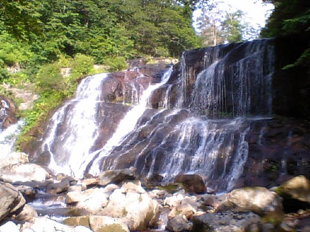 When we encounter waterfalls, we have two options: climbing directly or taking a high traverse to bypass the waterfall—a technique known as 