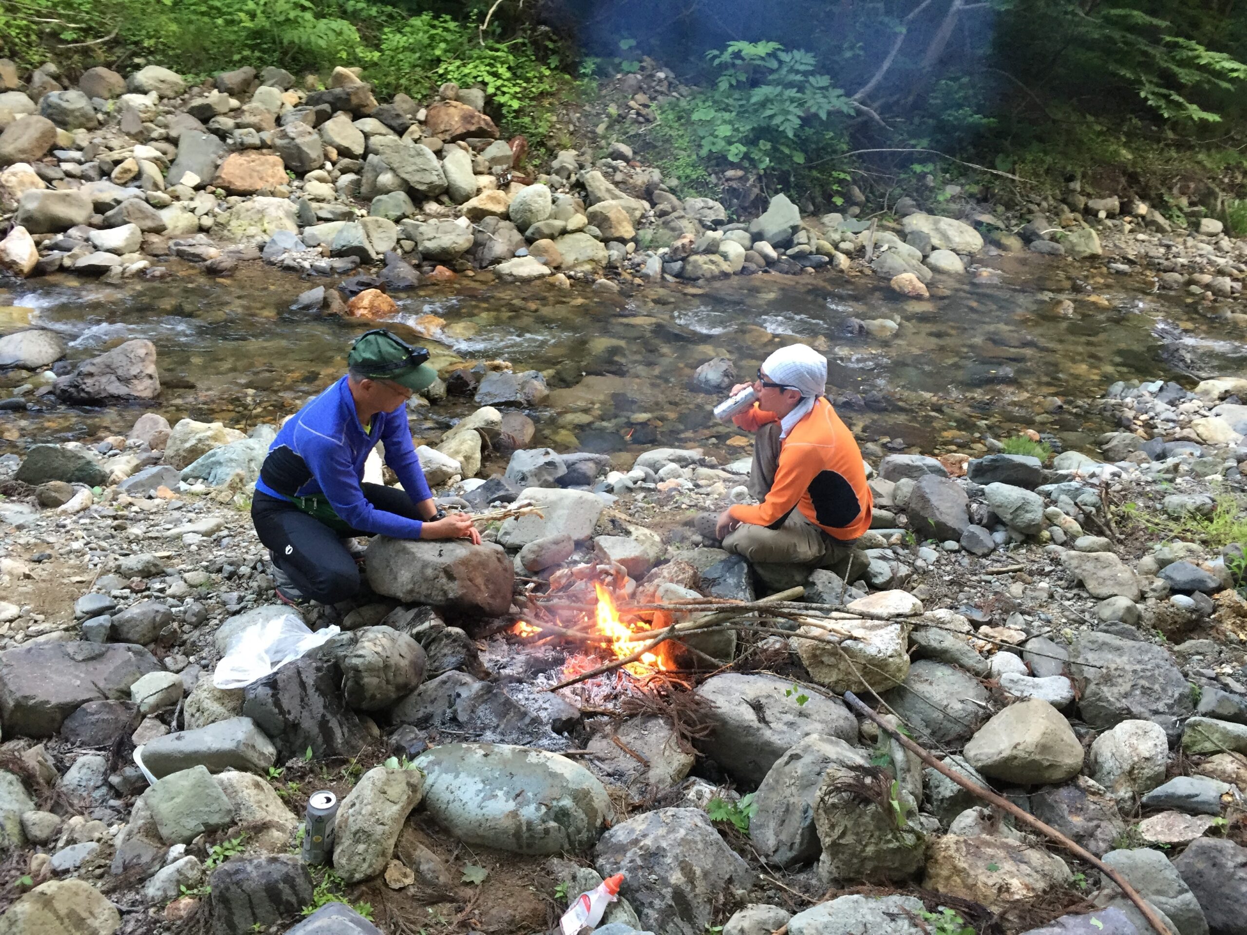 For a multi-day trip with an overnight stay along the river, essential gear includes a sleeping bag, mattress, and tarp. If sleeping under a tarp, wearing a mosquito net is a must, as various insects—not just mosquitoes—will come in search of blood.<br />
Despite initial concerns, sleeping under a tarp can be surprisingly comfortable and refreshing. However, nature is unpredictable, and I’ve personally had a couple of miserable encounters with swarms of green-eyed horseflies. My grandma used to say, 