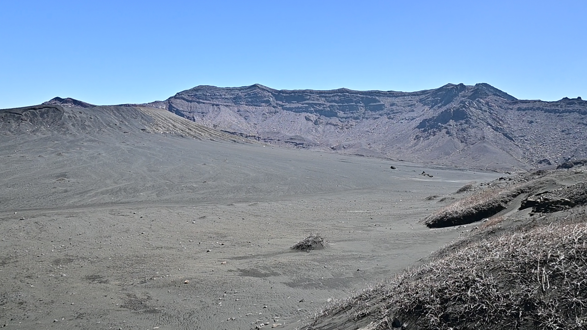 The hike itself takes six hours—roughly half a day—but staying a few extra days would make for an even richer experience. You'll have the chance to explore unique sights that can only be found here, such as the Volcano Museum, hot spring hopping, or the breathtaking waterfalls cascading from the lava plateau. 01