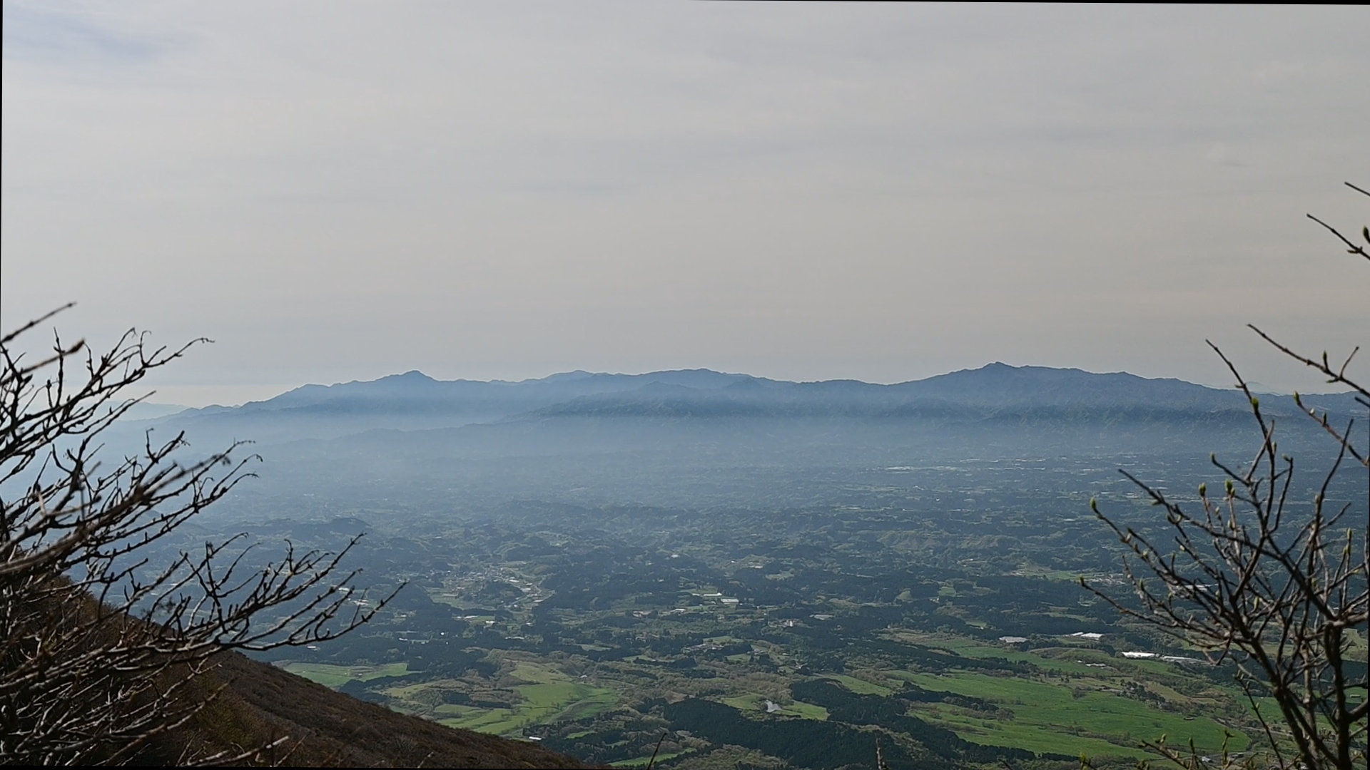 Mt. Aso and its great crater must be one of the most impressive vistas in Japan. Its 5 peaks (Neko, Taka, Naka, Eboshi, Kijima) are likened to laying Budda and worshipped by the people in the region.<br />
Mt. Sobo and Mt. Katamuki lie on the border between Oita and Miyazaki, undiscovered by international tourist due to the difficult access.<br />
Mt. Kuju offers the finest vantage point to take in the breathtaking landscapes of these mountains. 02