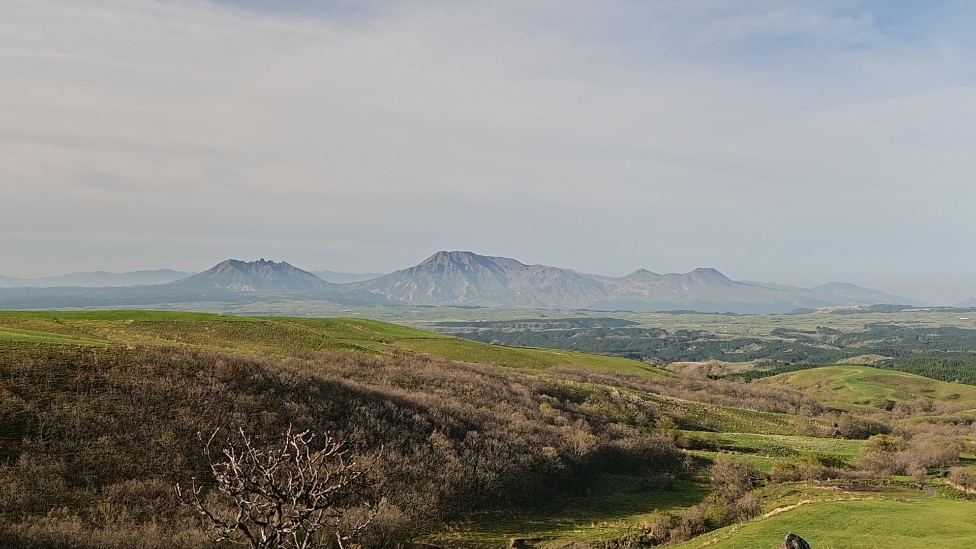 Mt. Aso and its great crater must be one of the most impressive vistas in Japan. Its 5 peaks (Neko, Taka, Naka, Eboshi, Kijima) are likened to laying Budda and worshipped by the people in the region.<br />
Mt. Sobo and Mt. Katamuki lie on the border between Oita and Miyazaki, undiscovered by international tourist due to the difficult access.<br />
Mt. Kuju offers the finest vantage point to take in the breathtaking landscapes of these mountains. 01