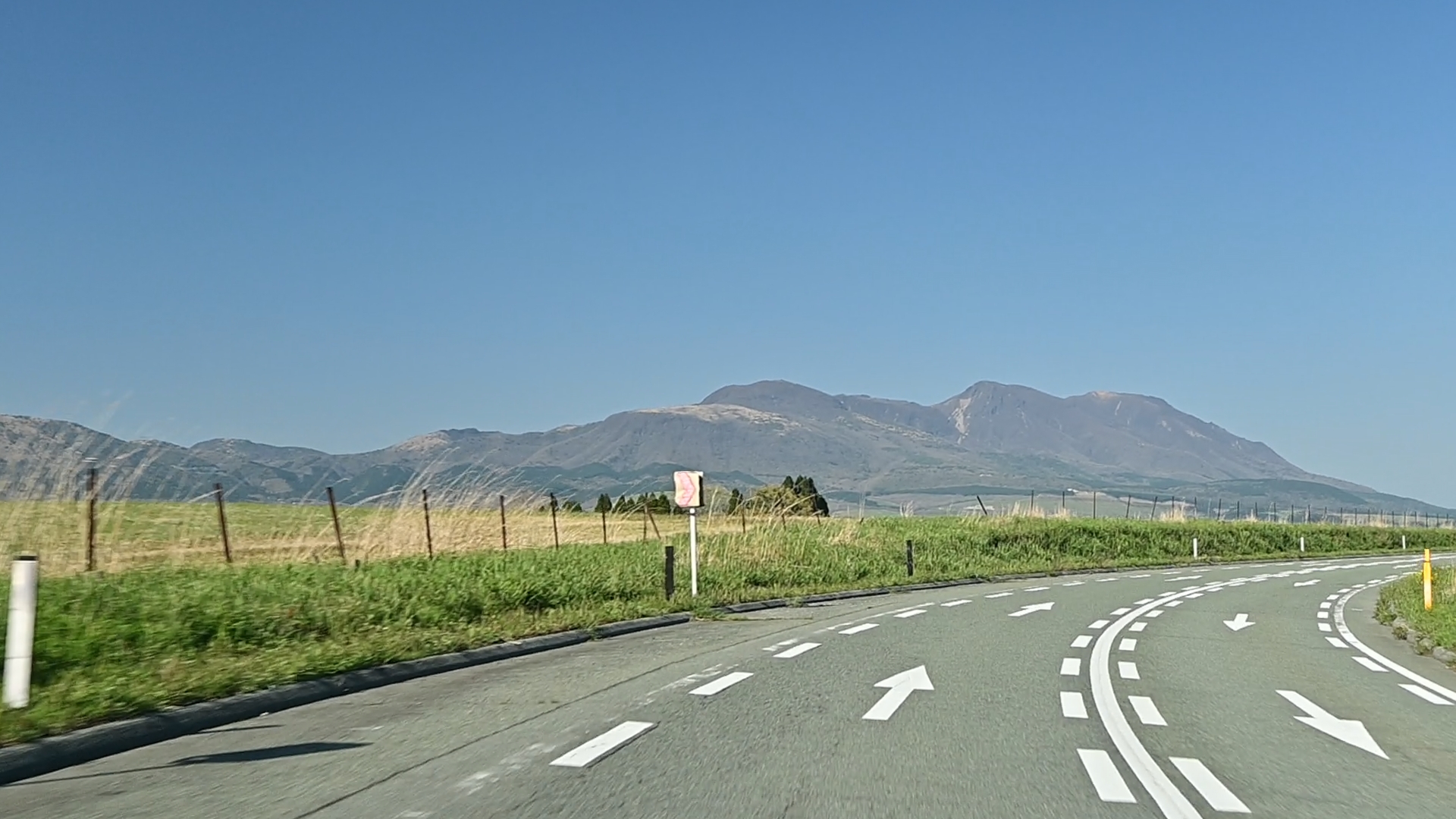 For international travelers, the most practical way to reach the Kuju area is by rental car from Fukuoka Airport or Kumamoto Airport. The Yamanami Highway, the main route to Kuju, is famous for its stunning scenery along the way.<br />
Within countless onsen inns there, finding the perfect one for you can be a challenge. So, I would share my secret—Sujiyu Onsen in Kuju town. Renowned for its waterfall shower, its therapeutic benefits are especially rewarding after an extended hike.<br />
 01