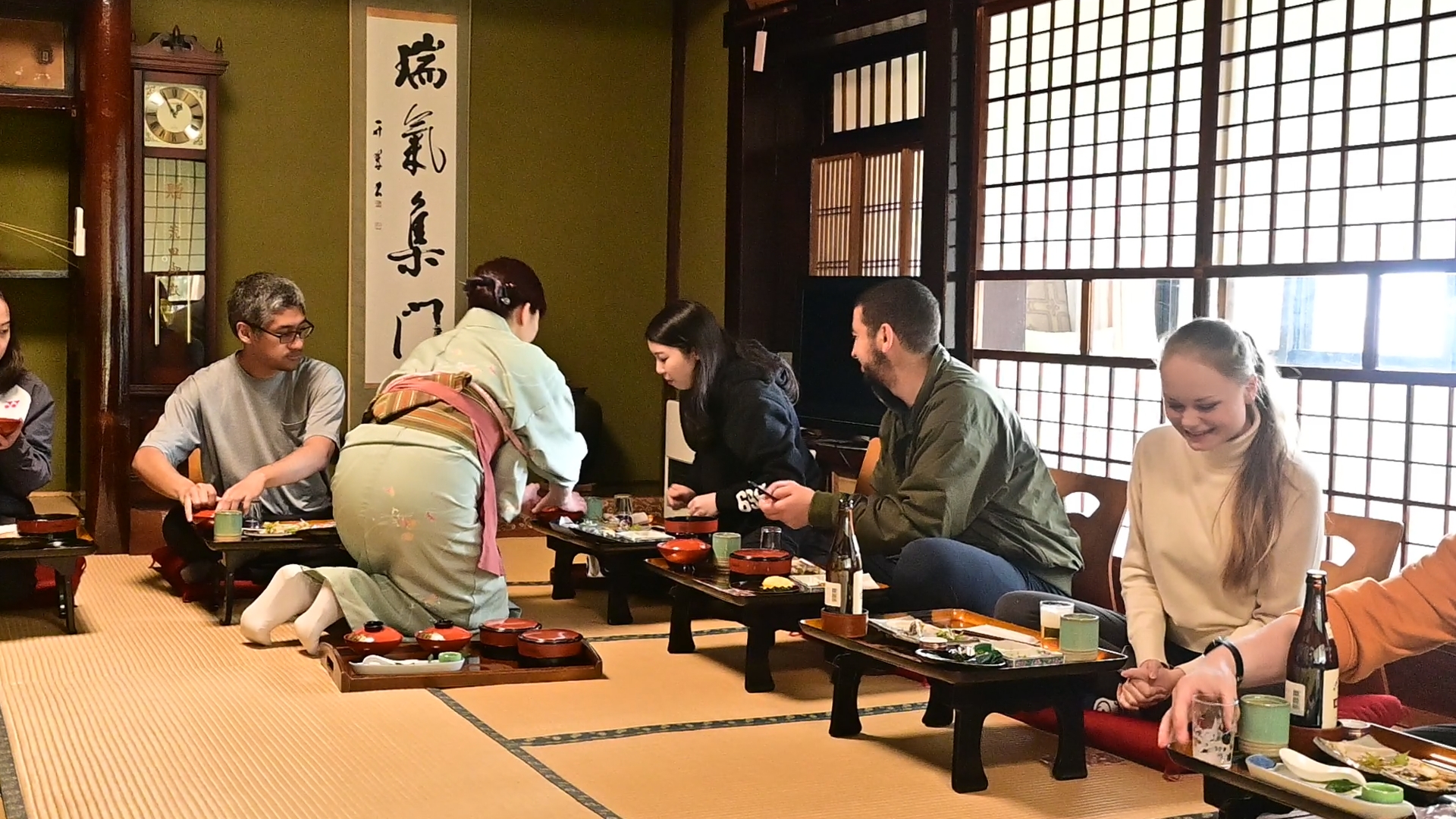 We love both nature and culture. If you have the chance, enjoying a meal or even staying overnight at one of these shrine lodgings is a wonderful experience. In the past, particularly during the Edo era, these lodgings served as accommodations for parishioners known as 