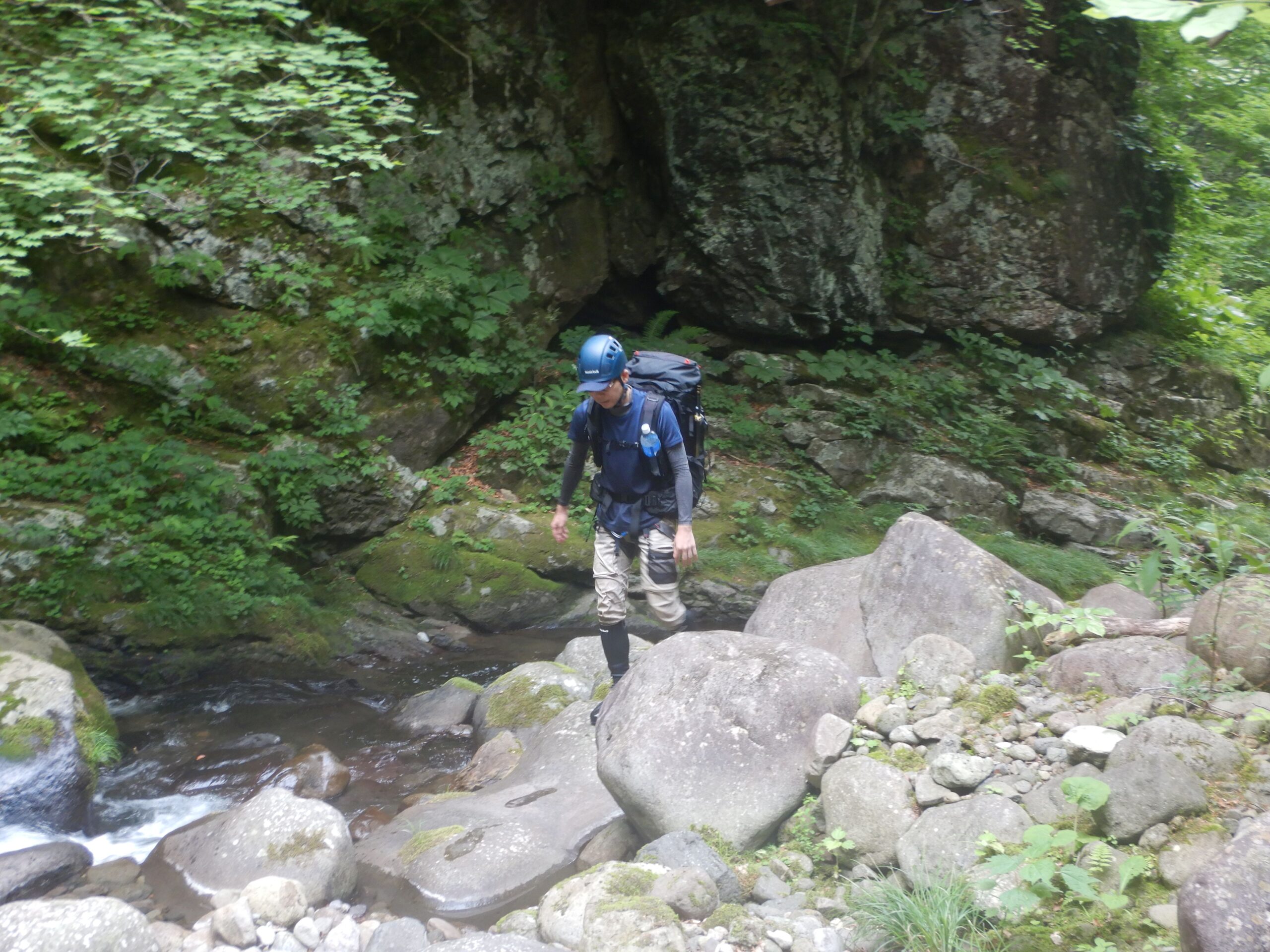 In Sawanobori, we ascend the river, theoretically reaching the headwaters with the associated peak or ridge. The difficulty of a route is defined by its terrain—some sections are flat, while others feature waterfalls that require climbing. If the route consists mostly of flat sections with no challenging waterfalls, beginners can enjoy a thrilling yet manageable experience.<br />
Since we must walk in the stream and occasionally swim through large pools, we wear clothing made from quick-dry materials. The most distinctive part of the outfit is the footwear, equipped with anti-slip felt soles for grip. Additionally, wearing a helmet is mandatory to ensure safety. 01
