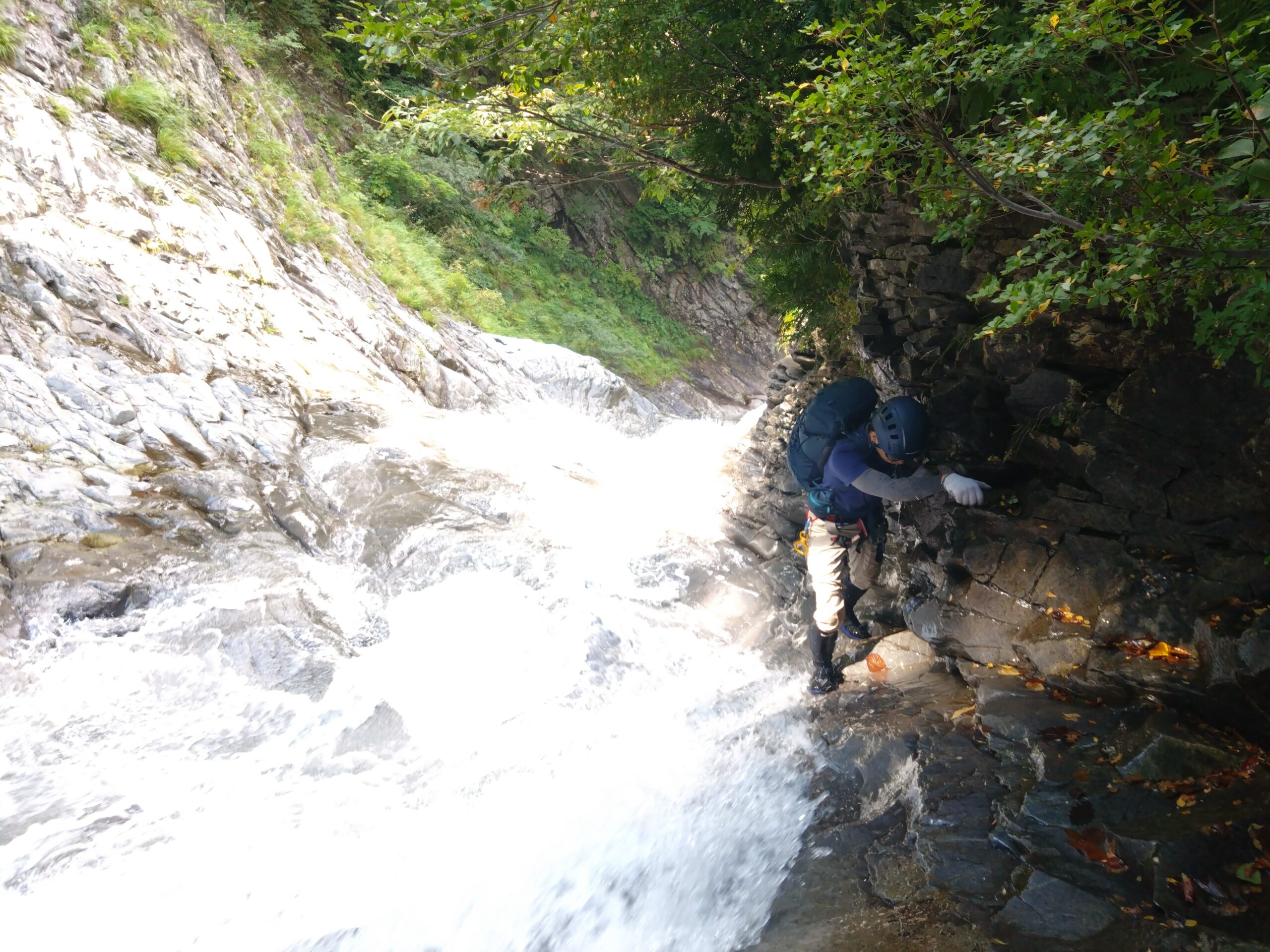 In Sawanobori, we ascend the river, theoretically reaching the headwaters with the associated peak or ridge. The difficulty of a route is defined by its terrain—some sections are flat, while others feature waterfalls that require climbing. If the route consists mostly of flat sections with no challenging waterfalls, beginners can enjoy a thrilling yet manageable experience.<br />
Since we must walk in the stream and occasionally swim through large pools, we wear clothing made from quick-dry materials. The most distinctive part of the outfit is the footwear, equipped with anti-slip felt soles for grip. Additionally, wearing a helmet is mandatory to ensure safety. 02