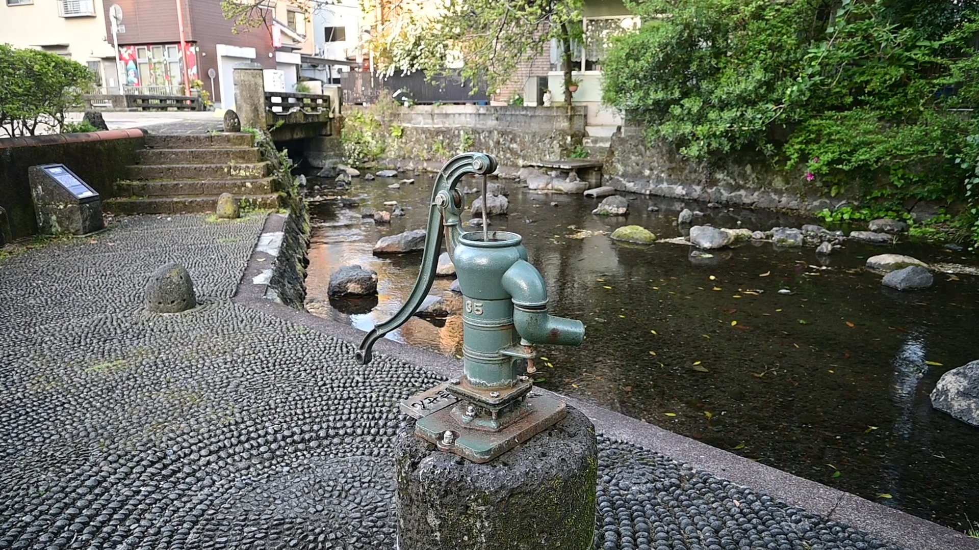 The river and promenade meander through Mishima's city center, home to numerous restaurants and bars. Flowing through the rhythm of daily life, the river provides a place of relaxation for locals—even after enjoying a few beers nearby. 02
