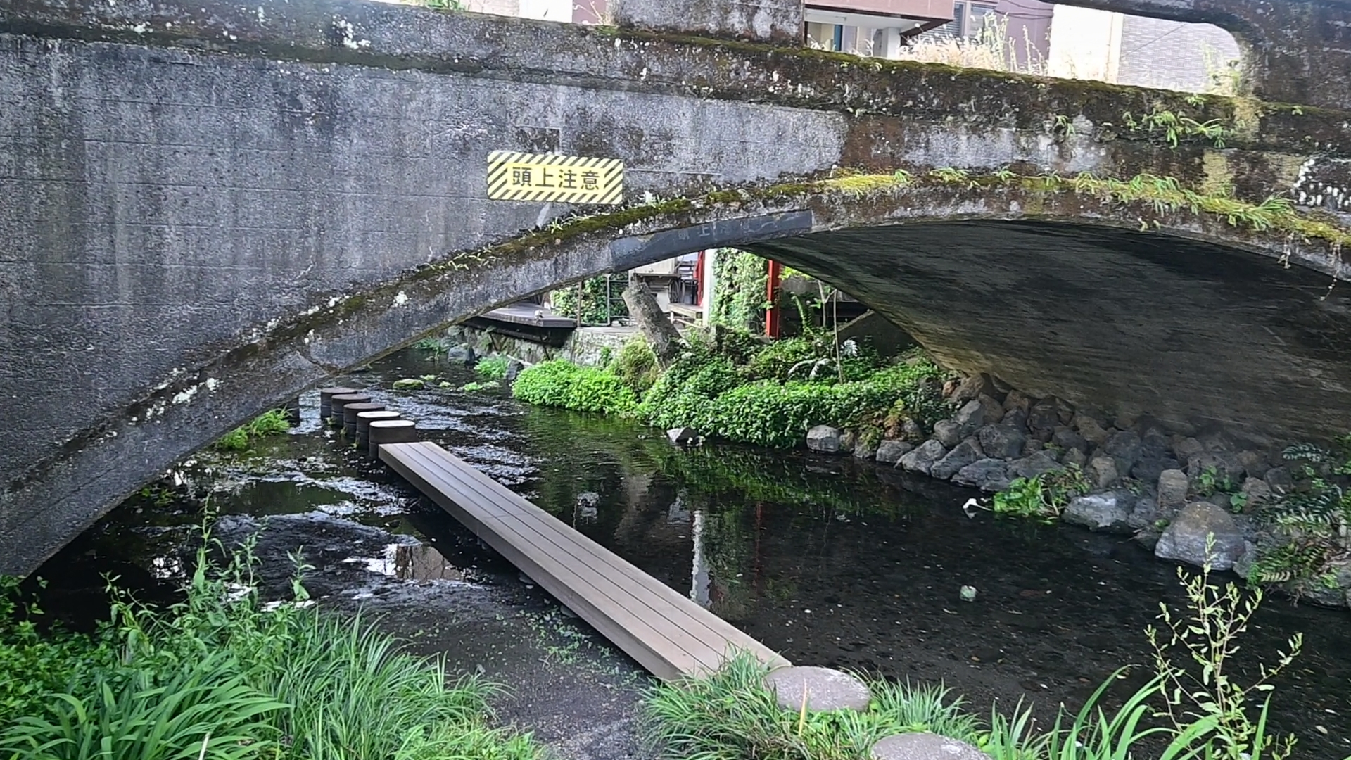The promenade is made up of beams and stepping stones set in the middle of the river. With a water depth of less than 30 cm, there’s no danger—just a refreshing experience, surrounded by the soothing sound of murmuring water. 02