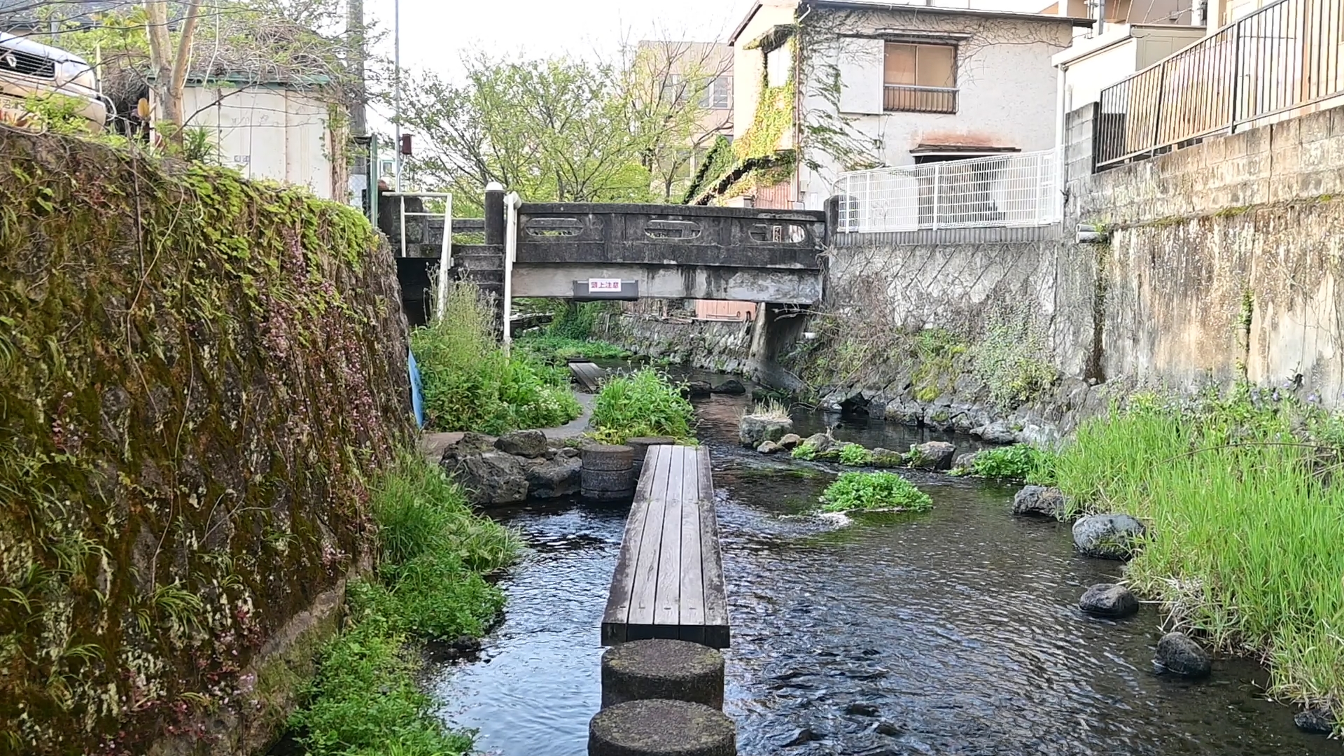 The promenade is made up of beams and stepping stones set in the middle of the river. With a water depth of less than 30 cm, there’s no danger—just a refreshing experience, surrounded by the soothing sound of murmuring water. 01