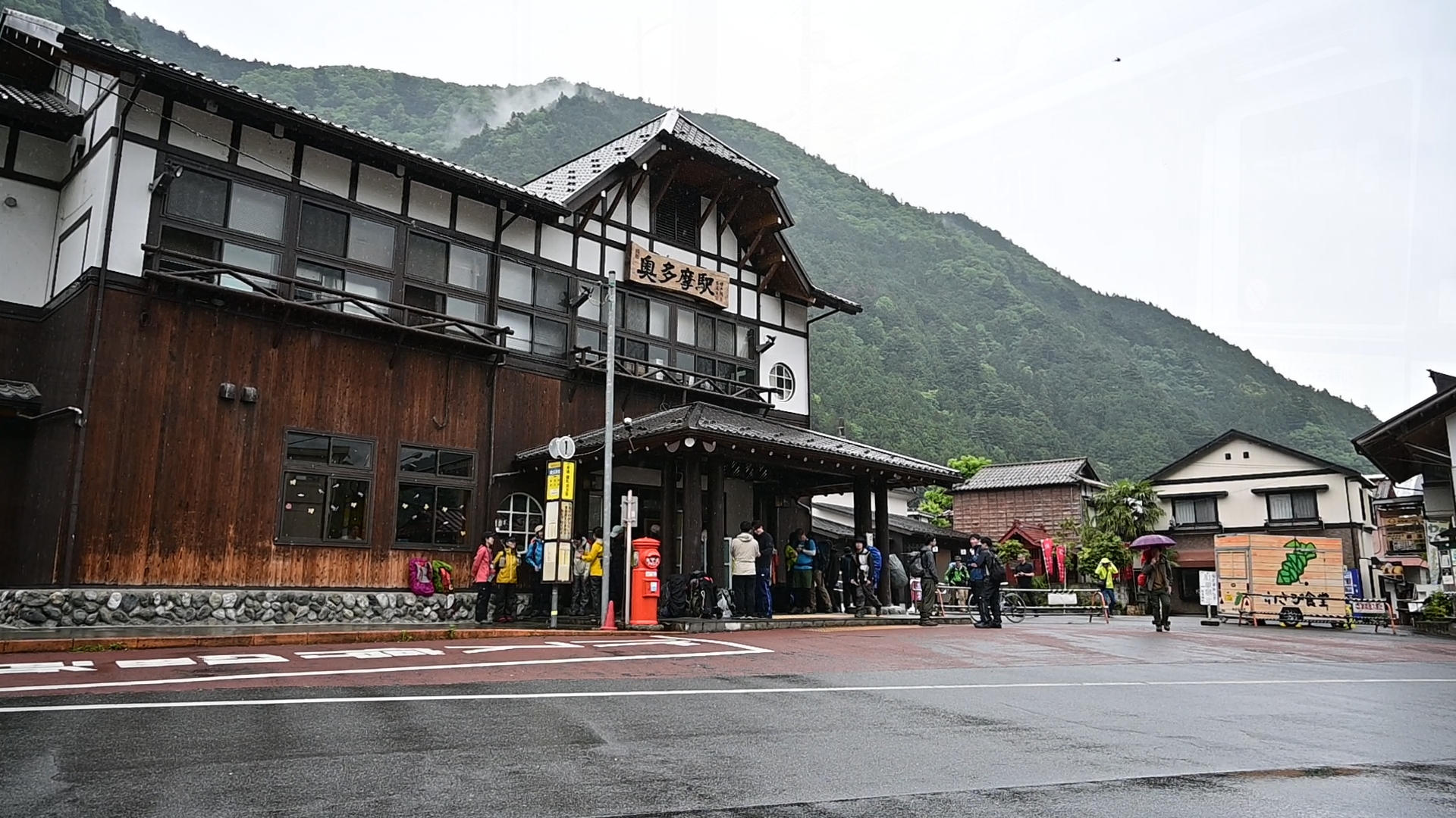 Access to Mt. Kumotori is quite convenient. If you take the Chuo Line from Tokyo or Shinjuku, you can reach Okutama Station within two hours. As a gateway to many nearby mountains, Okutama Station tends to be heavily crowded, especially on weekends.<br />
There are frequent bus services from Okutama Station, and the Kamosawa trailhead is along the route to Tabayama or Kamosawa-Nishi. Buses run every 30 minutes during the day and once an hour after 3:00 p.m. 01