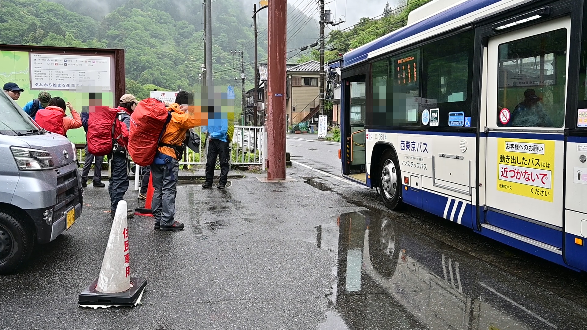 Access to Mt. Kumotori is quite convenient. If you take the Chuo Line from Tokyo or Shinjuku, you can reach Okutama Station within two hours. As a gateway to many nearby mountains, Okutama Station tends to be heavily crowded, especially on weekends.<br />
There are frequent bus services from Okutama Station, and the Kamosawa trailhead is along the route to Tabayama or Kamosawa-Nishi. Buses run every 30 minutes during the day and once an hour after 3:00 p.m. 02