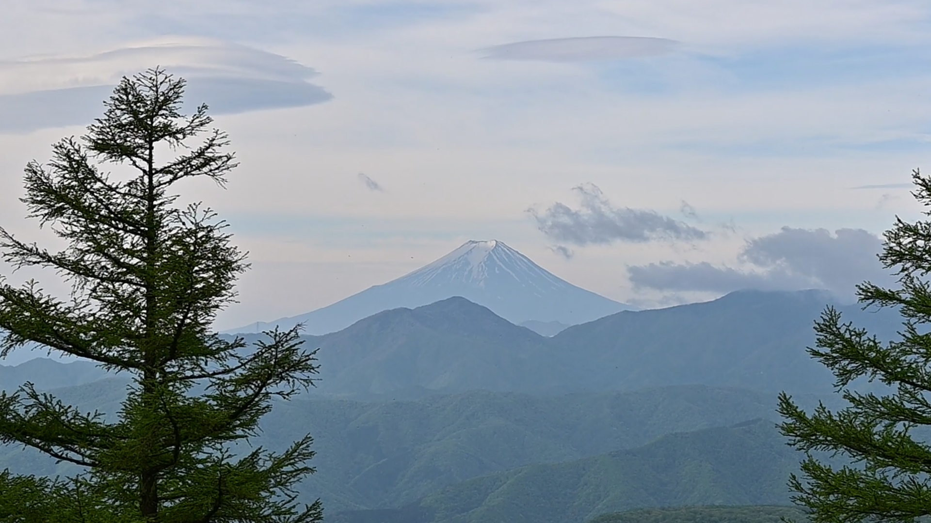 After a 10-hour hike, you deserve a reward. Fortunately, Mt. Kumotori offers a spectacular view of Mt. Fuji, a mountain deeply loved and revered by the Japanese people.<br />
I have a secret to share — I have never climbed to the summit of Mt. Fuji. I’ve only reached the 7th or 8th station for rescue training, but I’ve never stood at the very top. For me, and for majority of my friends, Mt. Fuji is not a mountain to climb; The mountain is best enjoyed from afar rather than joining the long queues at every corner during the trip to it.<br />
<br />
But after such a strenuous hike, you also need a secular reward😏 Luckily, there’s a small but charming kitchen in front of the Kamosawa bus stop, offering a cozy spot for a post-hike meal. Around Okutama Station, you’ll also find plenty of pubs — even a microbrewery — so finding a welcoming place to cool down won’t be a challenge🍺 01