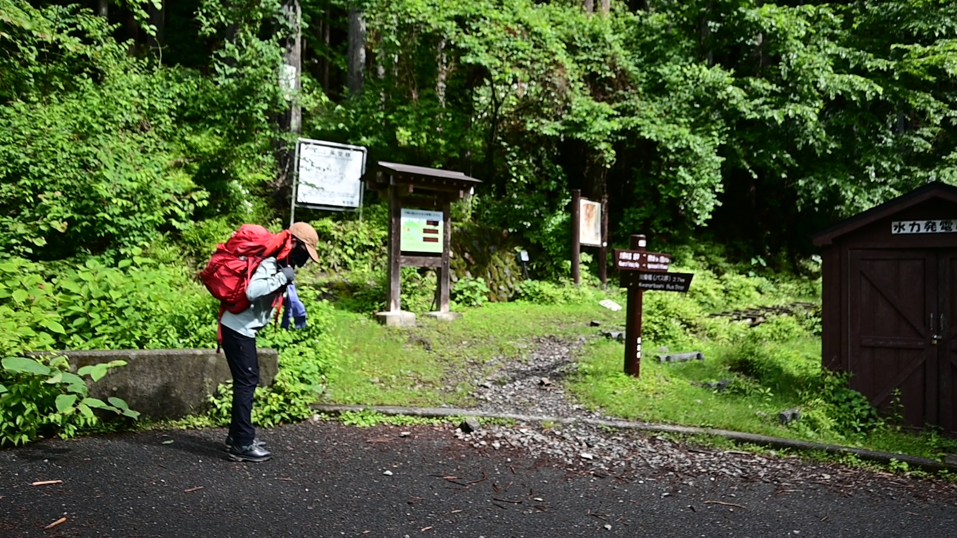 Be sure to hop off the bus at Kawanori Bashi (Bridge) — many hikers do the same, so you won’t miss it. From the trailhead, you’ll follow Kawanori Rindō (forest road) for approximately one hour, descending alongside Kawanori Gorge, already deep in lush greenery. As hikers spread out at their own pace, the crowds thin, and you’ll soon find yourself immersed in the nature of Tokyo.<br />
<br />
At Hosokura Bridge, leave the forest road and enter a mountain trail that continues along Kawanori Gorge. The initial section is well-maintained, like much of Okutama, but there are a few critical points where a slip or fall could be serious. In mountain trails—and even climbing routes—there are two types of difficulties: 'easy but critical if you slip' and 'difficult but not critical even if you slip'. Kawanori Gorge falls into the first category. 02