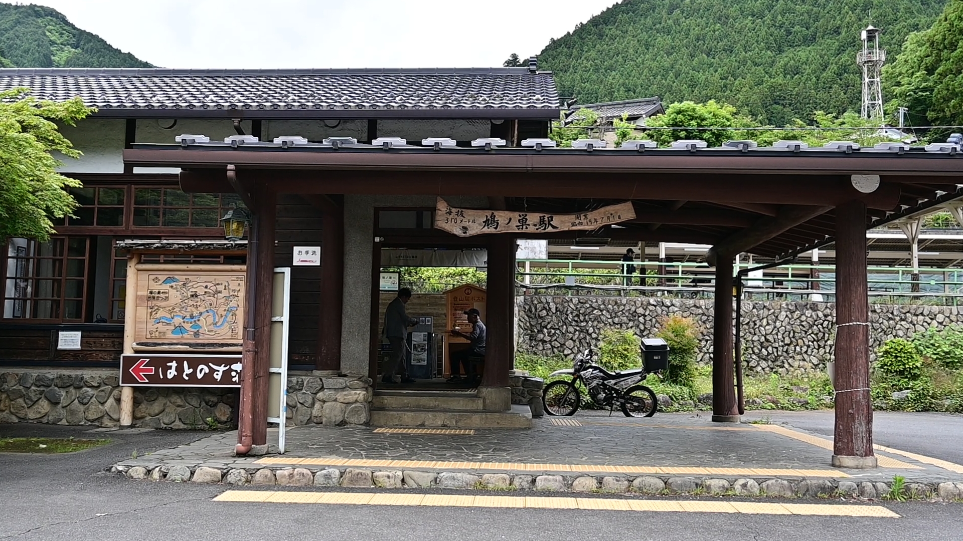 The descent to JR Hatonosu Station is unremarkable, even boring — it takes more than three hours, and there’s little of interest along the way. Shortly after Funaido junction, the trail enters artificial cedar forests, with no viewpoints to break the monotony. Passing by Yamanokami — the mountain deity — you start to hear the hum of the railway and the occasional roar of motorbikes. Soon after, you arrive at the grounds of Kumano Shrine. The railway station is just a 10-minute walk from here.<br />
<br />
Around the station, a few charming kitchens invite you to unwind with a cool beer or a fragrant cup of coffee. It’s always a pleasure to chat with the local elders in this oasis at the foot of the mountains, embracing the warmth of the community. No need to rush — the trains back to the bustling city center run every 30 minutes. Enjoy the rest of your day of hike.<br />
 01