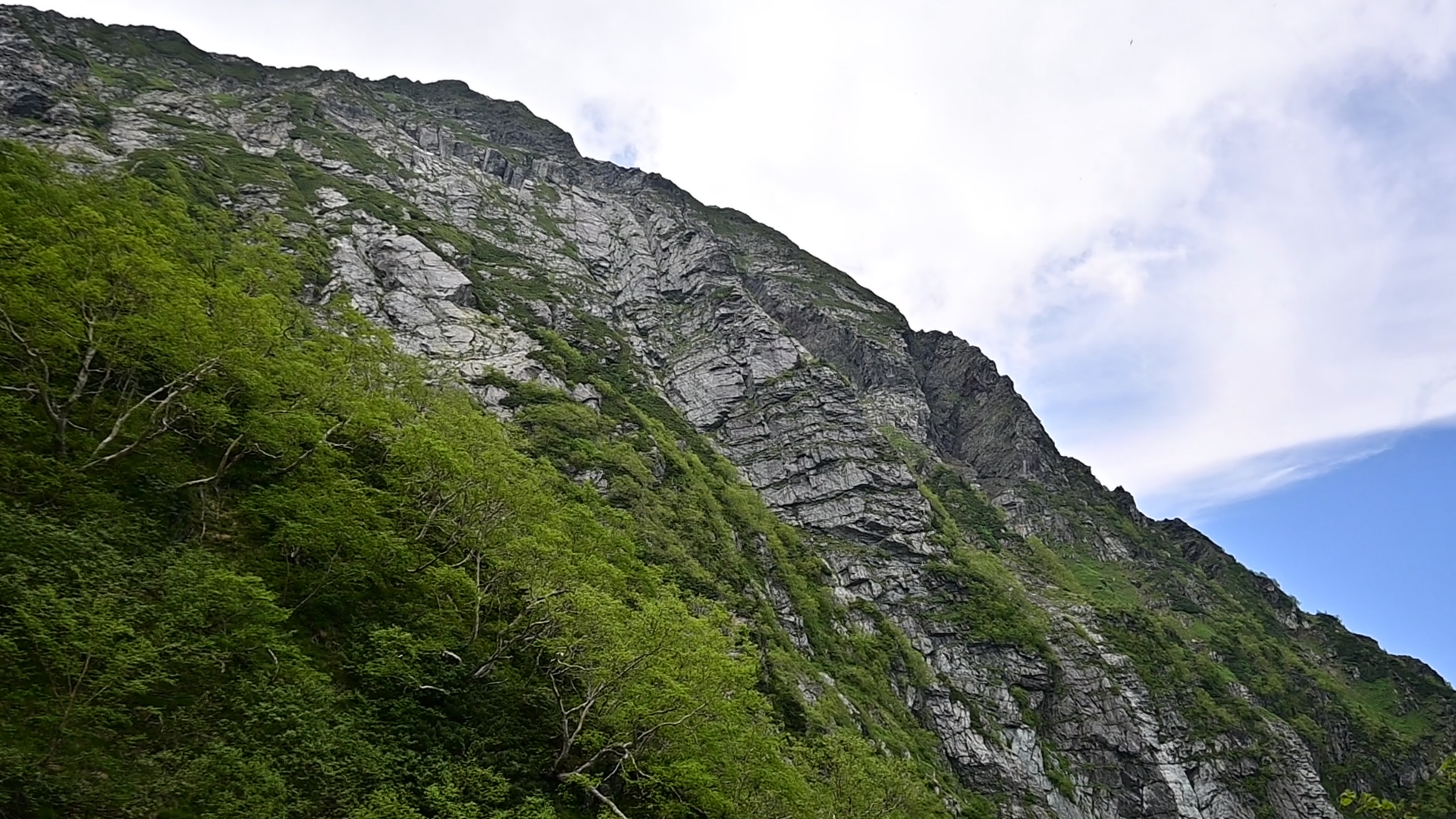 The Kitadake Buttress and the gully diverted from the Ookamba Valley form a striking route on the mountain’s east face. During the height of summer, climbing the wall can feel like being grilled on a cooking pan🍳—that’s how intense the heat gets. The best time to attempt it is in September, when temperatures are cooler. However, shorter daylight hours mean you'll need to ascend swiftly. But it's nothing to do with hikers🐾<br />
<br />
For hikers, snow patches along Ookamba Valley often linger until the end of July, depending on the snowfall from the previous winter. To be safe, it's a good idea to bring chain spikes or other anti-slip gear. 01