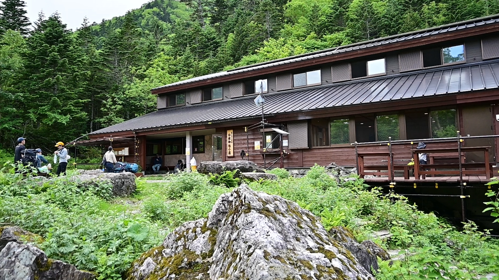 There are four mountain huts aroundKitadake, Hirogawara-Sanso at the trailhead, Shirane-Oike-Goya at an elevation of 2,236 meters, Kitadake-Sanso at 2,884 meters, and Kitadake-Katanokoya at 3,015 meters, located just beside the summit.<br />
<br />
These huts are quite basic—don’t expect anything fancy like the ones in Chamonix or Davos. Most rooms are dormitory-style, equipped with traditional Japanese futon bedding. Generally speaking, the quality tends to decline as elevation increases—in other words, the higher you go, the simpler it gets.<br />
<br />
Personally, I recommend Shirane-Oike-Goya as a base for my guests, thanks to its ideal balance between accessibility to the summit and relative comfort. However, some prefer to stay above 3,000 meters to be closer to the alpine flowers at the top. In that case, Kitadake-Katanokoya or Kitadake-Sanso might be suitable options.  01