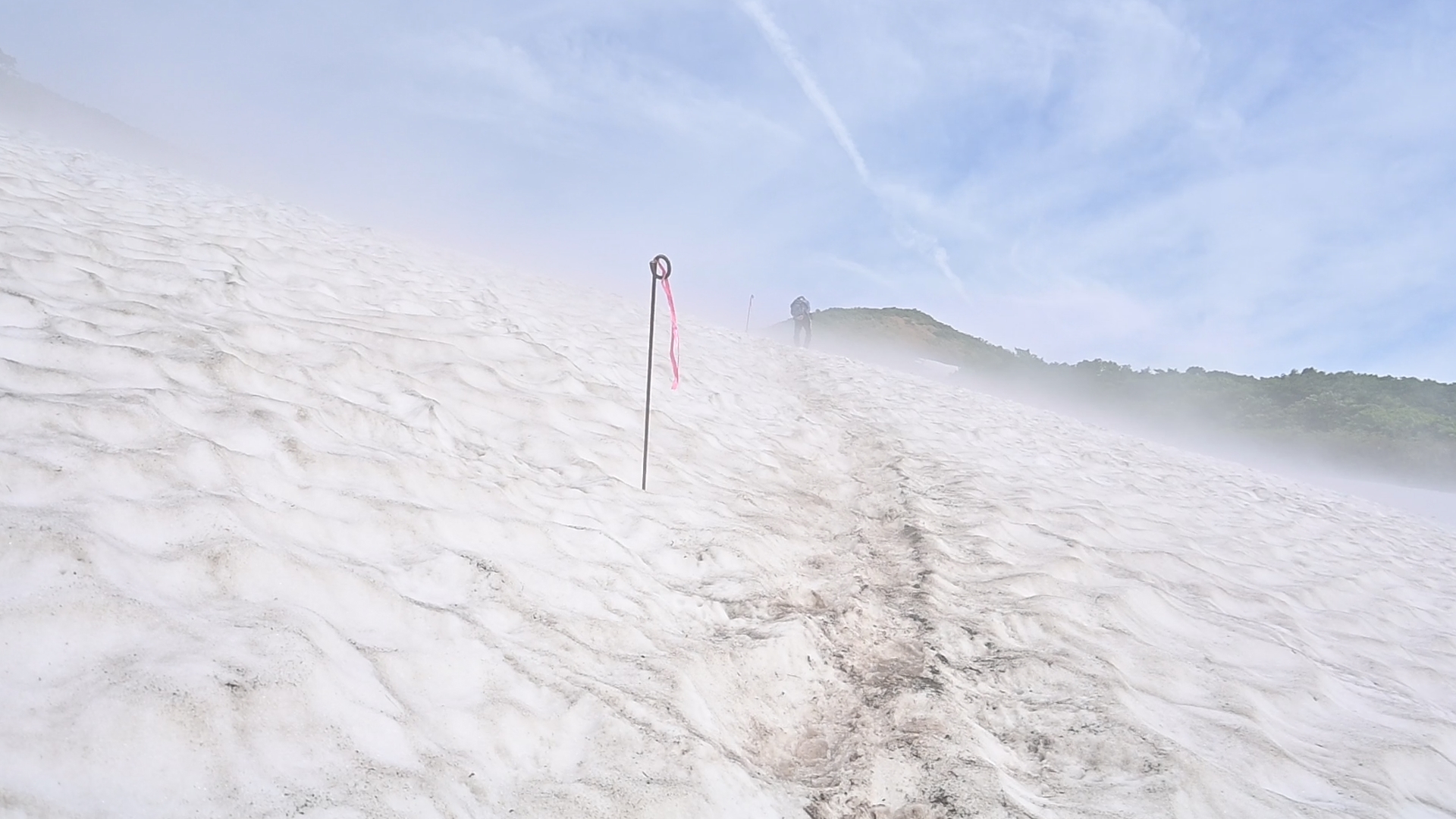 The summit, much like others in heavy snow regions, isn't overly steep but rather a gently undulating landscape of hills, featuring serene marshes and expansive flower fields that form the headwaters of the valleys you've just traversed. 01