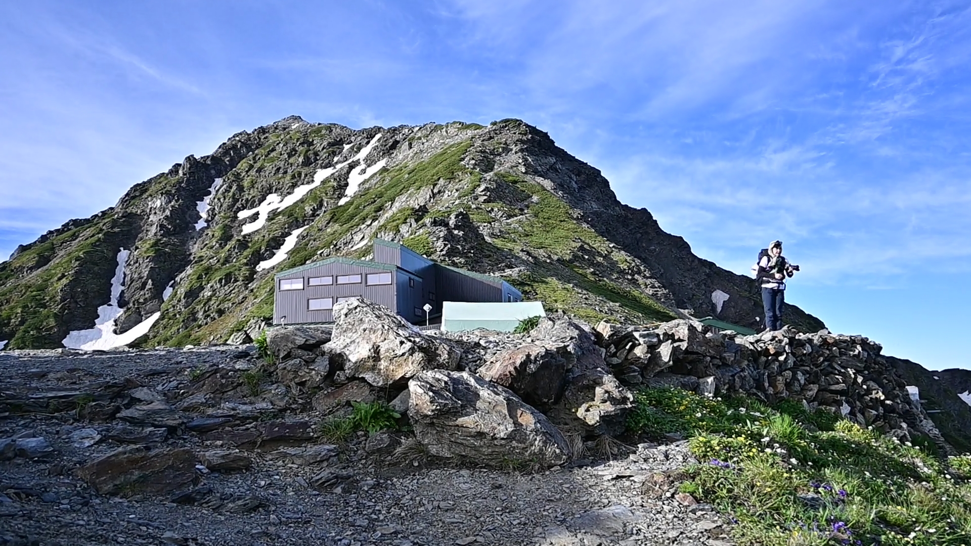 There are four mountain huts aroundKitadake, Hirogawara-Sanso at the trailhead, Shirane-Oike-Goya at an elevation of 2,236 meters, Kitadake-Sanso at 2,884 meters, and Kitadake-Katanokoya at 3,015 meters, located just beside the summit.<br />
<br />
These huts are quite basic—don’t expect anything fancy like the ones in Chamonix or Davos. Most rooms are dormitory-style, equipped with traditional Japanese futon bedding. Generally speaking, the quality tends to decline as elevation increases—in other words, the higher you go, the simpler it gets.<br />
<br />
Personally, I recommend Shirane-Oike-Goya as a base for my guests, thanks to its ideal balance between accessibility to the summit and relative comfort. However, some prefer to stay above 3,000 meters to be closer to the alpine flowers at the top. In that case, Kitadake-Katanokoya or Kitadake-Sanso might be suitable options.  02