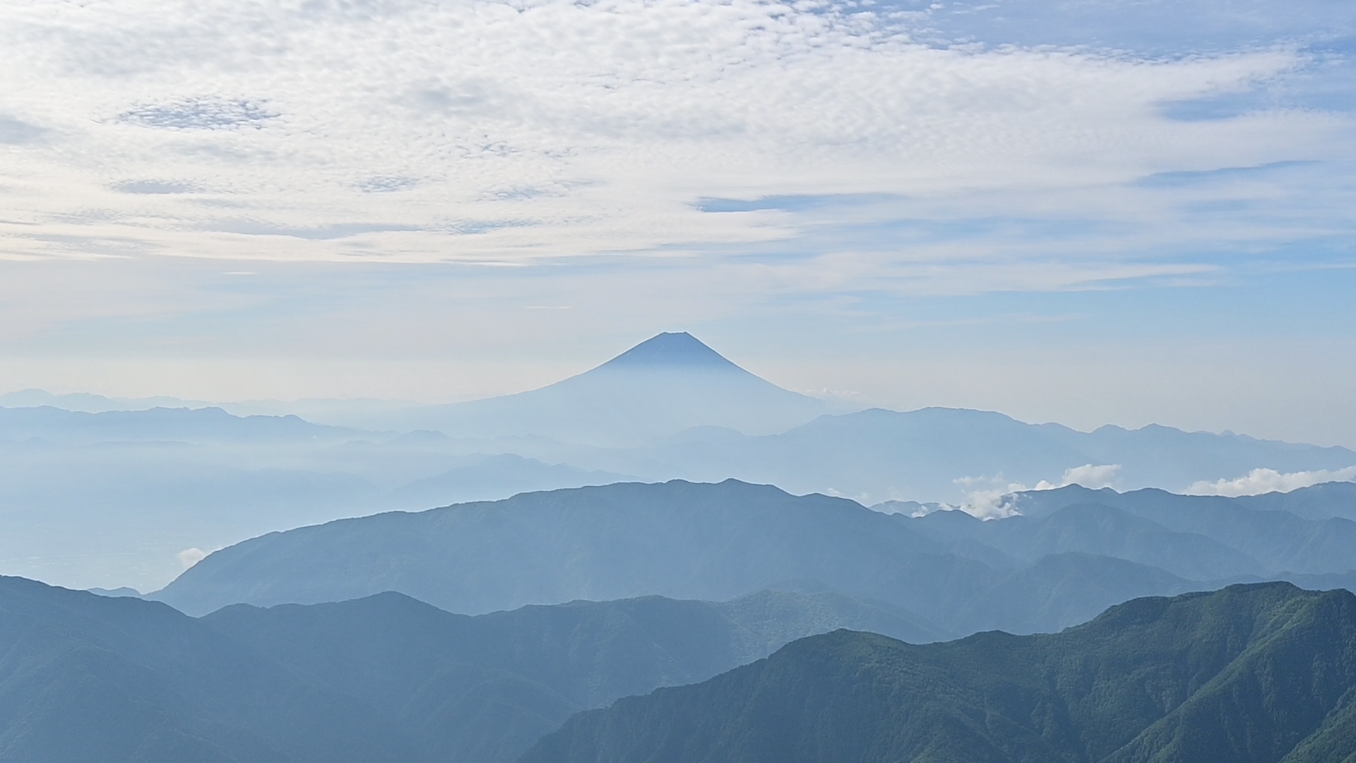 From the summit of Mt. Kitadake, you can see Mt. Fuji—Japan’s tallest peak—and Mt. Ainodake, the third highest, standing just beside it.<br />
<br />
The Southern Alps (Minami-Alps) lie at the heart of Japan’s central mountain system, surrounded by iconic ranges such as the Northern Alps (Kita-Alps), Central Alps (Chūō-Alps), Yatsugatake, and Chichibu. I would say this route offers the most panoramic alpine trail in Japan.<br />
<br />
Do keep in mind that summer afternoons often bring cloud cover or fog, due to the high humidity typical of Japan’s summer season. To ensure safety and enjoy clearer views, it’s best to start your hike very early in the morning and aim to finish by early afternoon. 02
