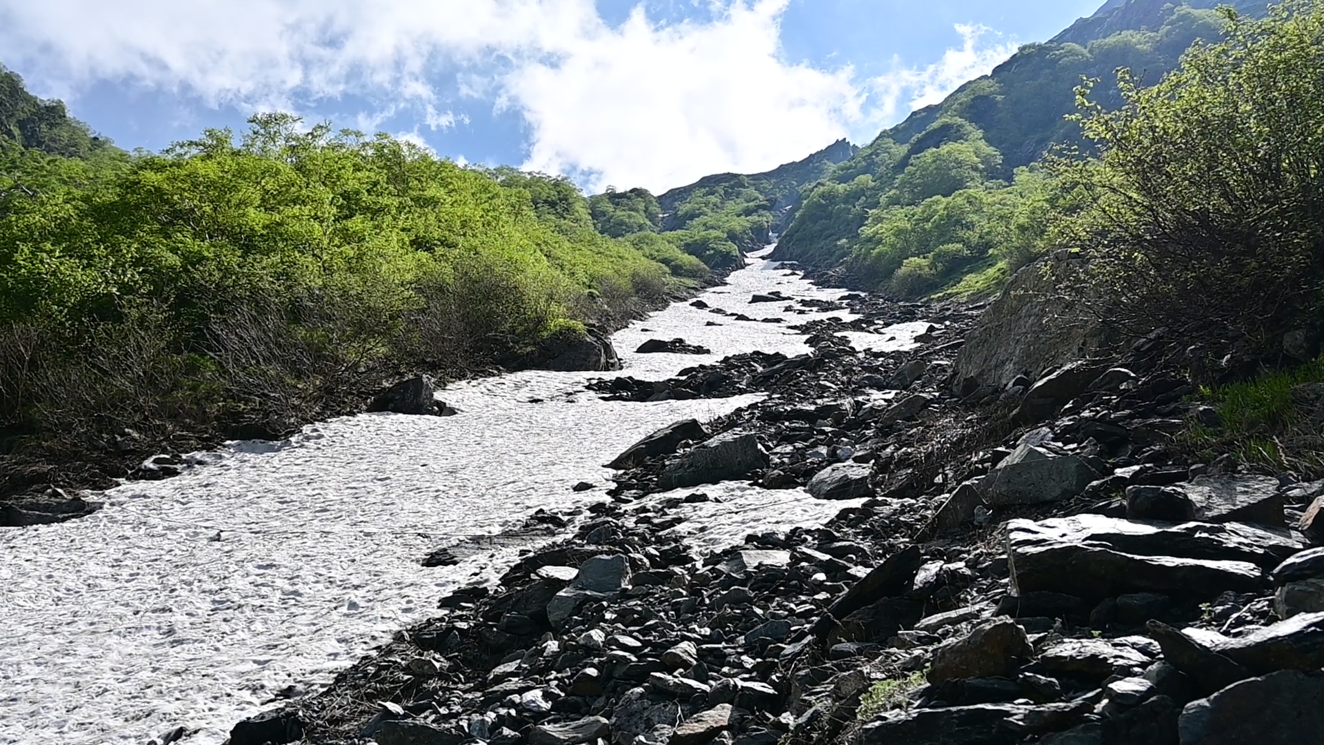 The Kitadake Buttress and the gully diverted from the Ookamba Valley form a striking route on the mountain’s east face. During the height of summer, climbing the wall can feel like being grilled on a cooking pan🍳—that’s how intense the heat gets. The best time to attempt it is in September, when temperatures are cooler. However, shorter daylight hours mean you'll need to ascend swiftly. But it's nothing to do with hikers🐾<br />
<br />
For hikers, snow patches along Ookamba Valley often linger until the end of July, depending on the snowfall from the previous winter. To be safe, it's a good idea to bring chain spikes or other anti-slip gear. 02