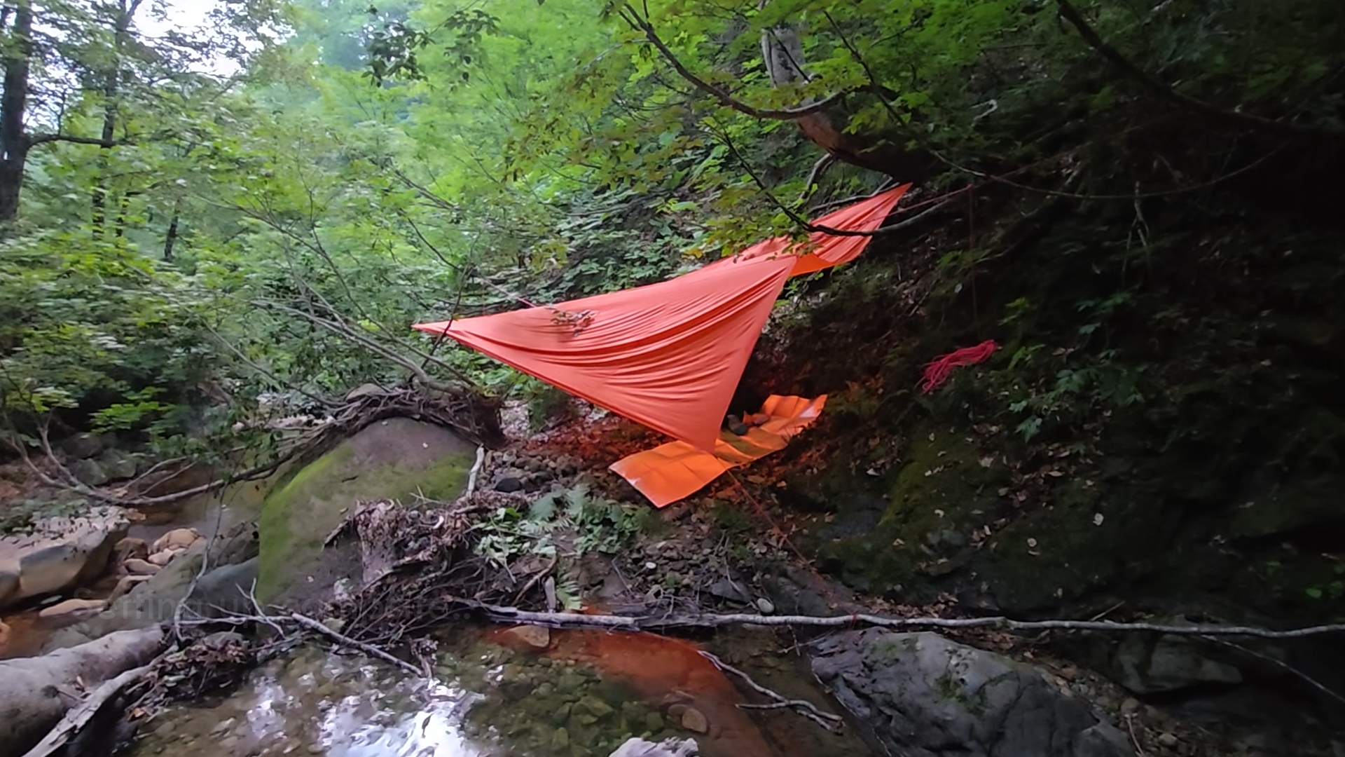 Eventually, we were able to enjoy a night at our campsite. We reached the junction between the left and right tributaries of the Akayumata, where there was a small flat area suitable for sleeping. Since there were no other parties in the area, we had no trouble gathering as much firewood as we wanted for the campfire.<br />
<br />
Unfortunately, the stream was contaminated by sulfur‑rich hot spring water, and no Iwana trout lived there, so we couldn’t enjoy any fish dishes for dinner. 01