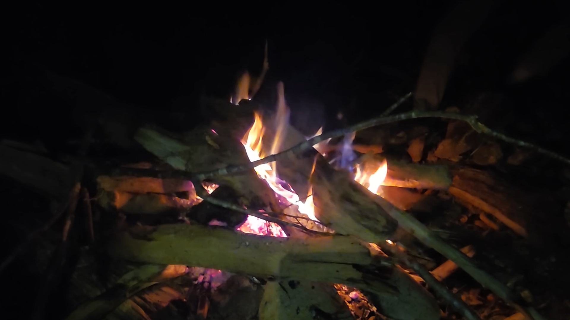 Eventually, we were able to enjoy a night at our campsite. We reached the junction between the left and right tributaries of the Akayumata, where there was a small flat area suitable for sleeping. Since there were no other parties in the area, we had no trouble gathering as much firewood as we wanted for the campfire.<br />
<br />
Unfortunately, the stream was contaminated by sulfur‑rich hot spring water, and no Iwana trout lived there, so we couldn’t enjoy any fish dishes for dinner. 02