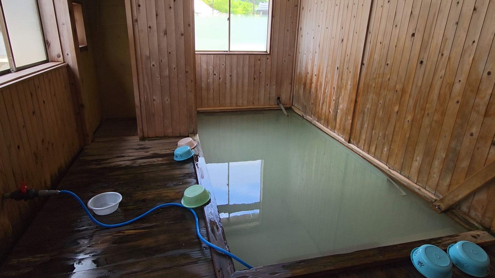 On the third day, after resting at an accommodation in Yokote City, we enjoyed the local hot springs and Akita’s regional cuisine. In Yokote, we couldn’t miss Yokote Yakisoba, a fried noodle dish topped with a sunny‑side‑up egg that’s especially popular there.<br />
<br />
Akita is full of hidden hot‑spring retreats that we absolutely love, and this time we visited one of them: Doroyu Onsen near Yuzawa City. It was truly a healing retreat for the overworked Achilles tendons of climbers in their fifties. 01