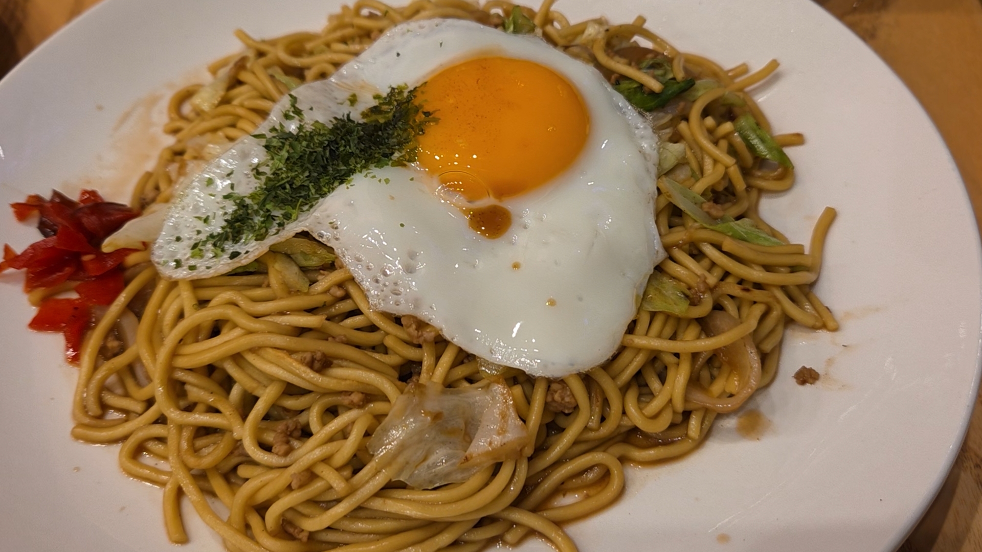 On the third day, after resting at an accommodation in Yokote City, we enjoyed the local hot springs and Akita’s regional cuisine. In Yokote, we couldn’t miss Yokote Yakisoba, a fried noodle dish topped with a sunny‑side‑up egg that’s especially popular there.<br />
<br />
Akita is full of hidden hot‑spring retreats that we absolutely love, and this time we visited one of them: Doroyu Onsen near Yuzawa City. It was truly a healing retreat for the overworked Achilles tendons of climbers in their fifties. 02