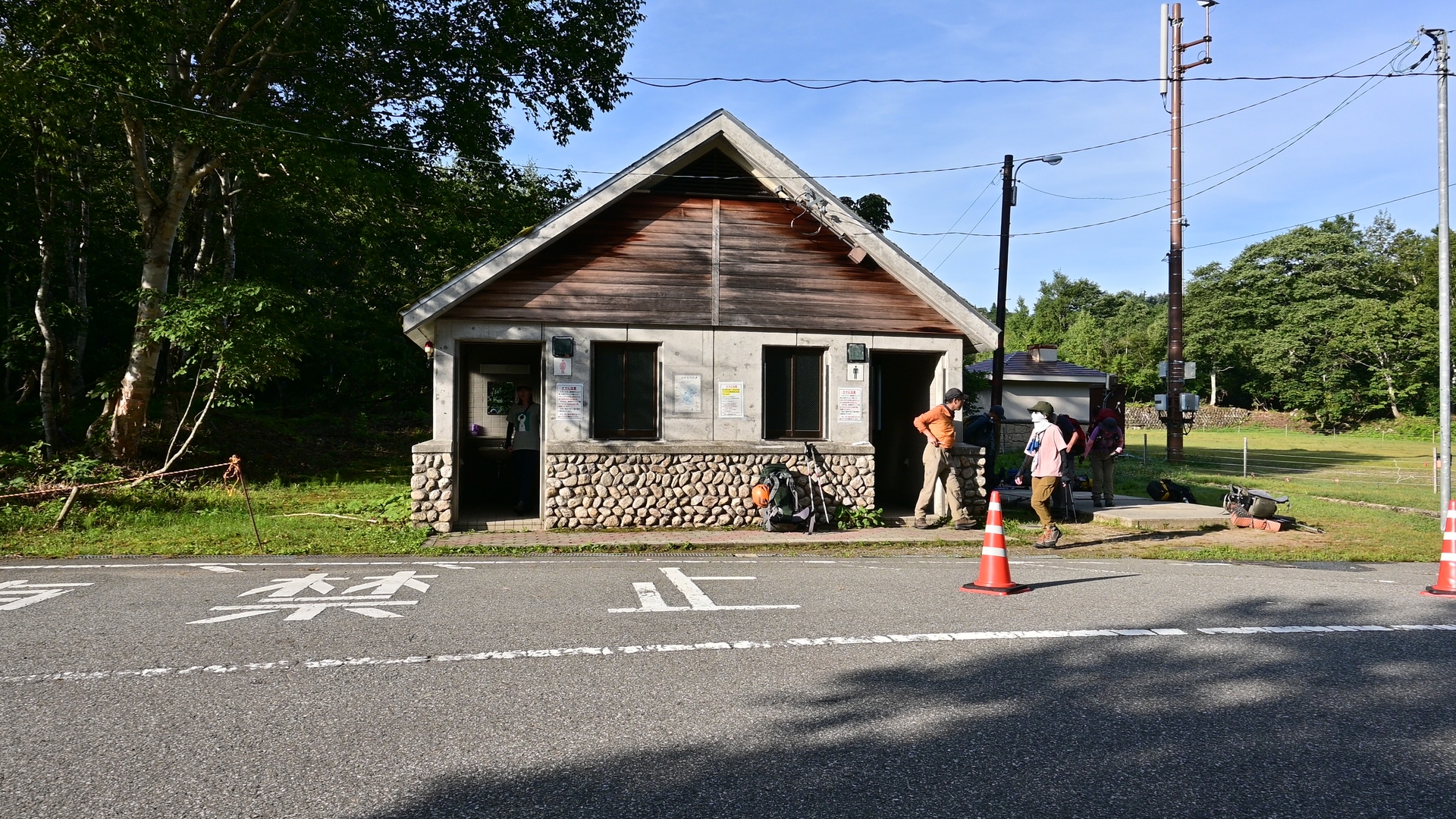 There are three major trailheads for accessing Kumo-no-Daira: Oritate in Toyama Prefecture, Shin-Hodaka on the Gifu side, and Takase Dam in Nagano. Among them, Oritate is the most popular and convenient, as it offers the shortest route to the plateau. However, the only realistic way to reach Oritate is by car, and with limited parking and nighttime road closures, the itinerary must be carefully planned. 01
