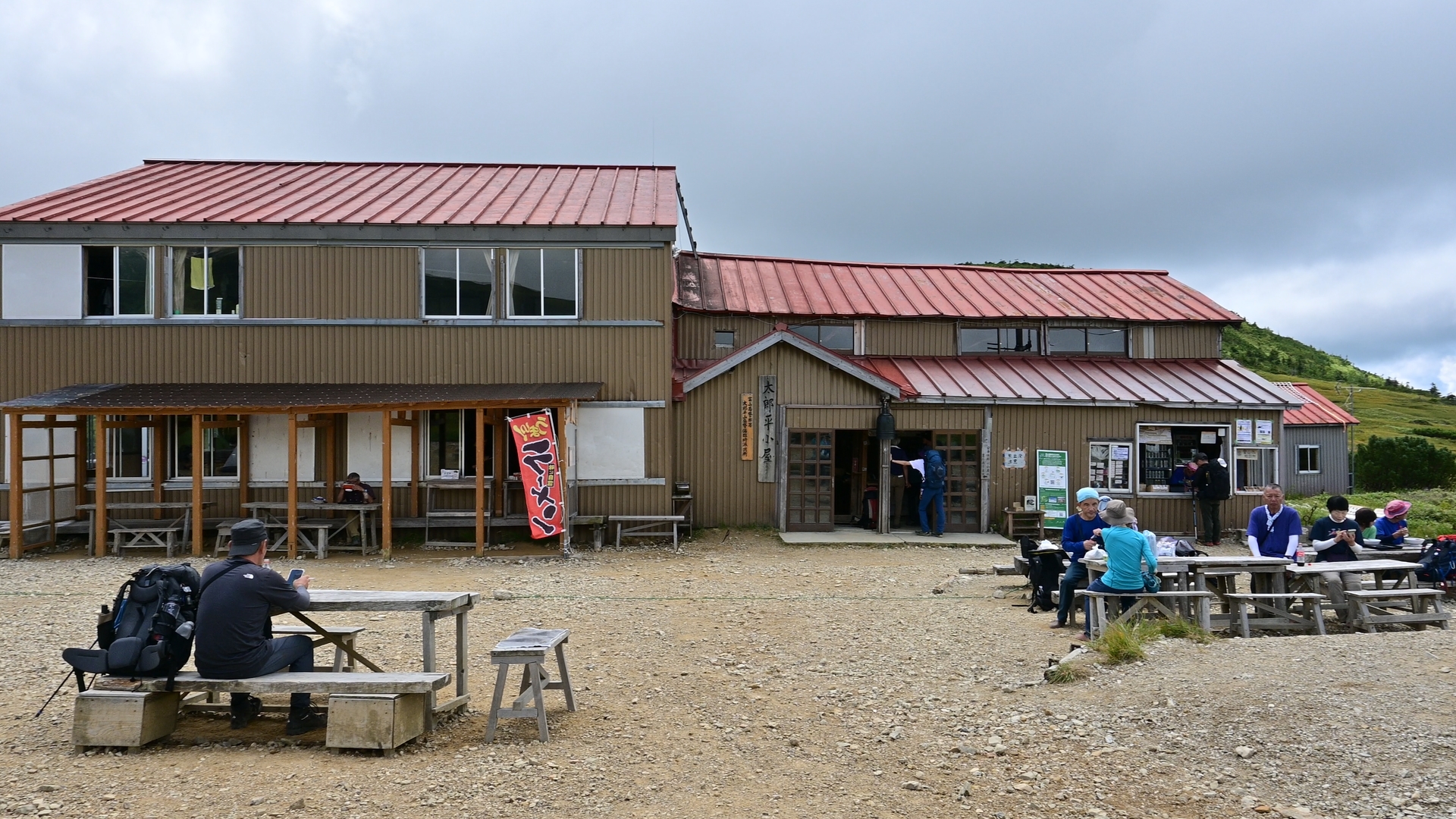 The first major milestone after starting from Oritate is Taro-daira, a broad saddle between Mt. Kurobe-Goro and Mt. Yakushi. There is a hut where you can stay overnight, a campsite nearby that can accommodate 20..30 tents, and a kitchen that serves ramen or curry rice for lunch. You can use these facilities depending on your itinerary. 01