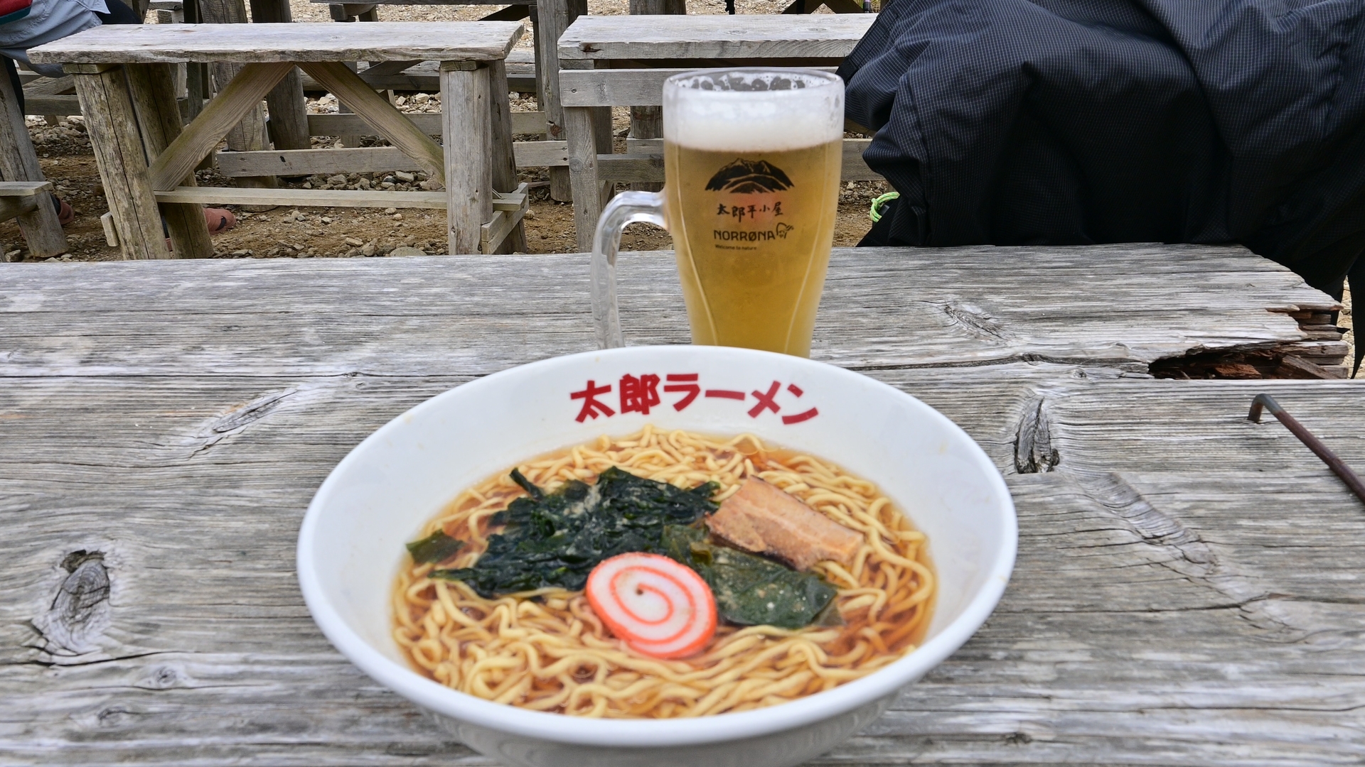 The first major milestone after starting from Oritate is Taro-daira, a broad saddle between Mt. Kurobe-Goro and Mt. Yakushi. There is a hut where you can stay overnight, a campsite nearby that can accommodate 20..30 tents, and a kitchen that serves ramen or curry rice for lunch. You can use these facilities depending on your itinerary. 02