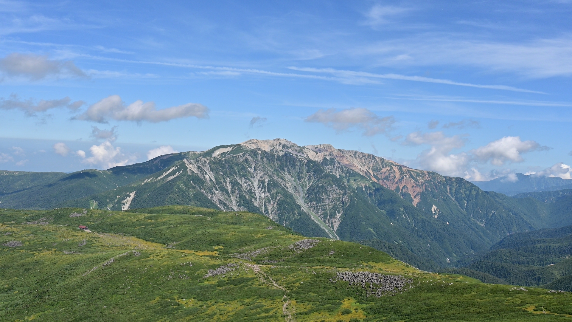 The landscape of Kumo-no-Daira is breathtaking. Whenever I come to this place, I feel like I could stay here forever and never hike back down to civilization.<br />
Mt. Yakushi, a giant peak to the northwest of Kumo-no-Daira, rises to an elevation of 2,926 meters. Mt. Suisho lies to the east and reaches 2,986 meters, with its iconic buttress. 01