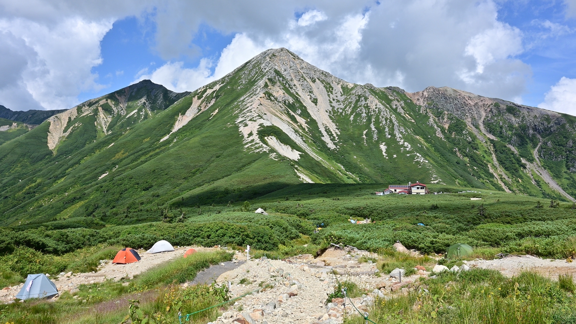 Mt. Noguchi-Goro, a broad peak with an elevation of 2,924 meters, lies far to the east. Mt. Washiba, whose name literally means “eagle wing,” spreads its ridges like outstretched wings at Kurobe's headwaters. And there is a small volcanic crater lake below its summit.<br />
However, the scenery depends greatly on the weather. If you have enough spare days during your stay in Japan, I would highly recommend staying in Kumo-no-Daira for a couple of days and climbing the surrounding peaks. Then the probability to enjoy good weather will be increased. 02