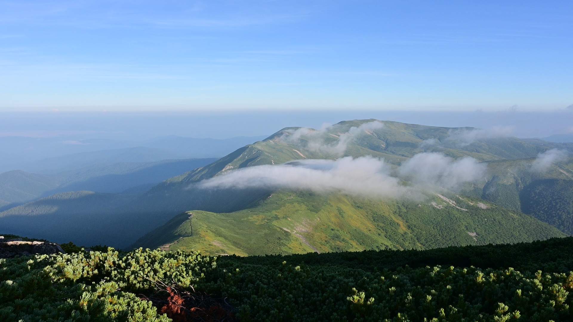 The highlight of this hike may be the cirque of Mt. Kurobe-Goro, located on the southern rim of Kurobe's headwaters. Directly from the pyramidal peak of Mt. Kurobe-Goro lies the largest cirque, which drops steeply down to the riverbed of the Kurobe River. This combination of glacial and volcanic terrain is a distinctive feature of this range, and more broadly, of the Japanese Alps. 02