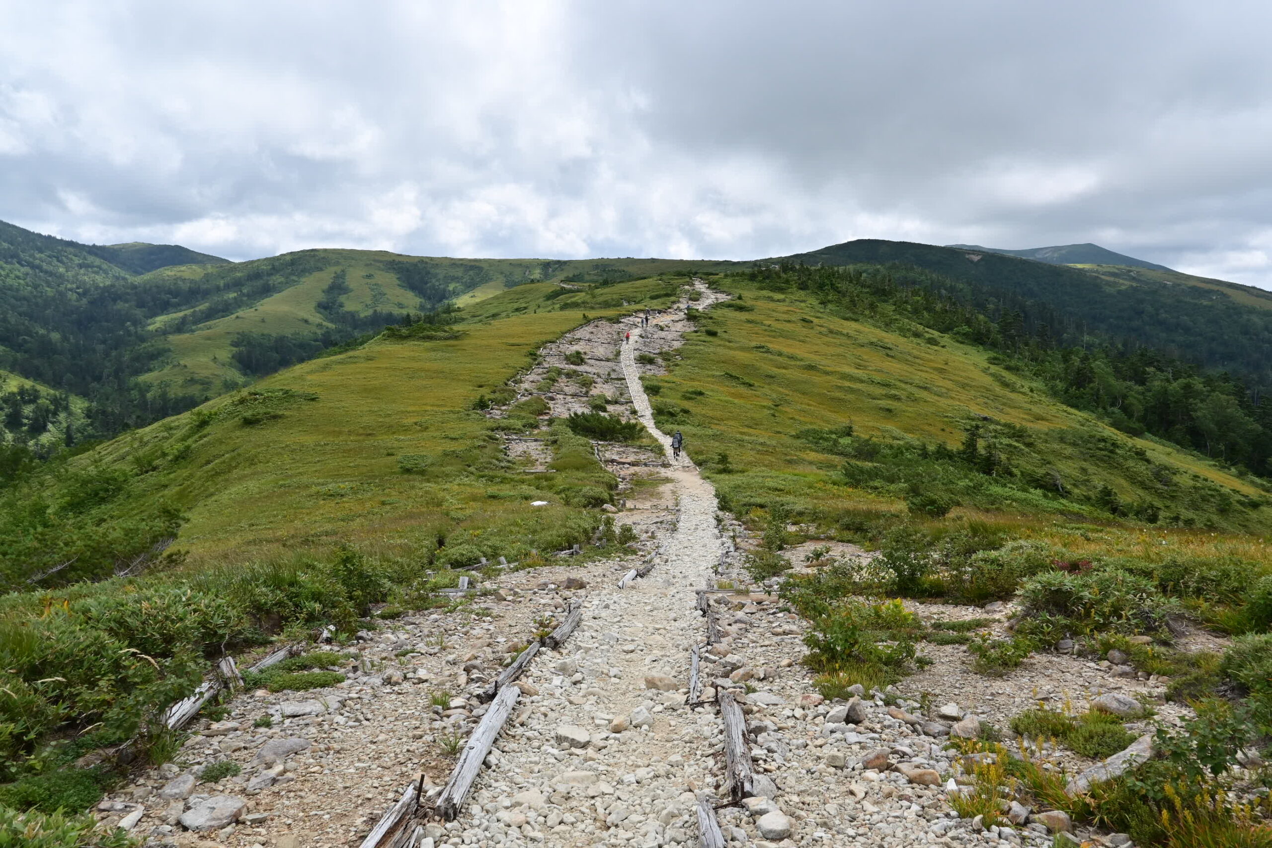 After completing the big loop around Kumo-no-Daira, the trail returns to the Oritate trailhead.<br />
We visited Kumo-no-Daira last time in mid-August and already noticed subtle signs of autumn. Hiking to Kumo-no-Daira in autumn, especially from mid-September onward, is also very appealing, with the mountainsides glowing in vivid reds and yellows. Planning becomes more challenging with shorter daylight hours, but it is well worth the effort. 02